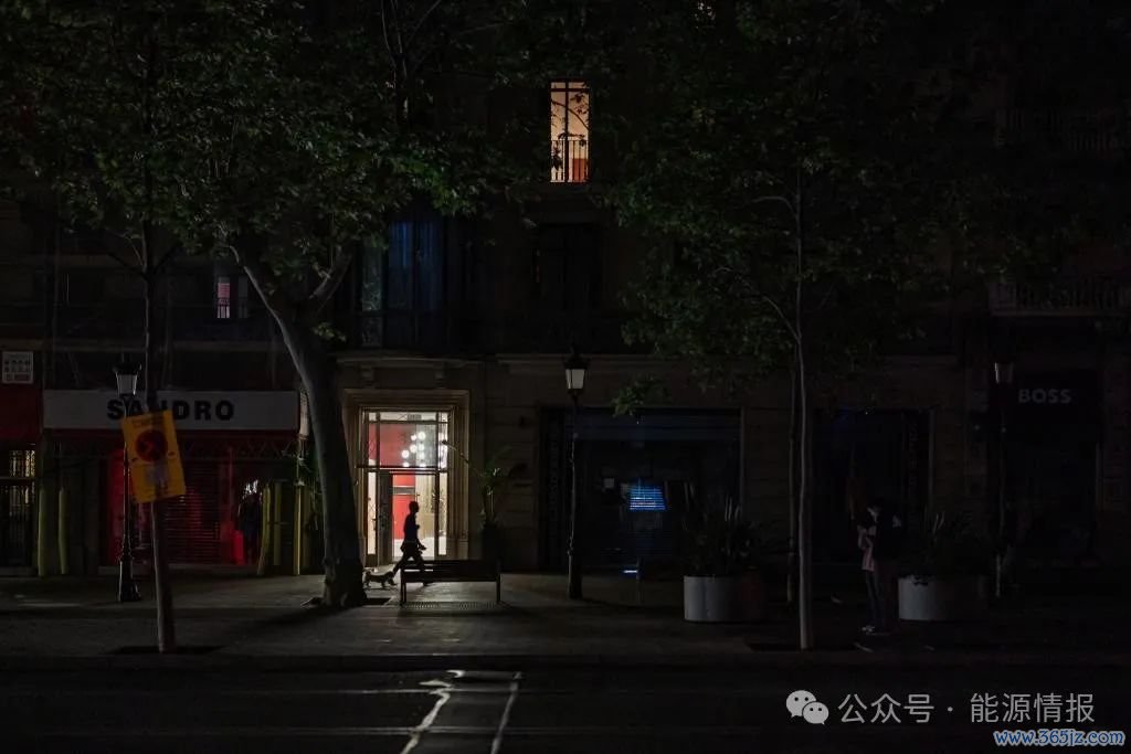 4月28日，在西班牙巴塞罗那，一条大街仍未完全恢复照明。新华社发（胡安·戈萨摄）