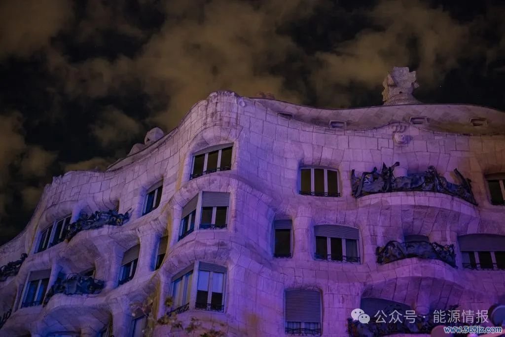4月28日，在西班牙巴塞罗那，地标建筑米拉之家因停电没有照明。新华社发（胡安·戈萨摄）