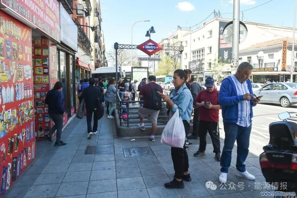 4月28日，在西班牙马德里，人们因停电地铁停运在地铁站外等候。新华社发（古斯塔沃·巴连特摄）