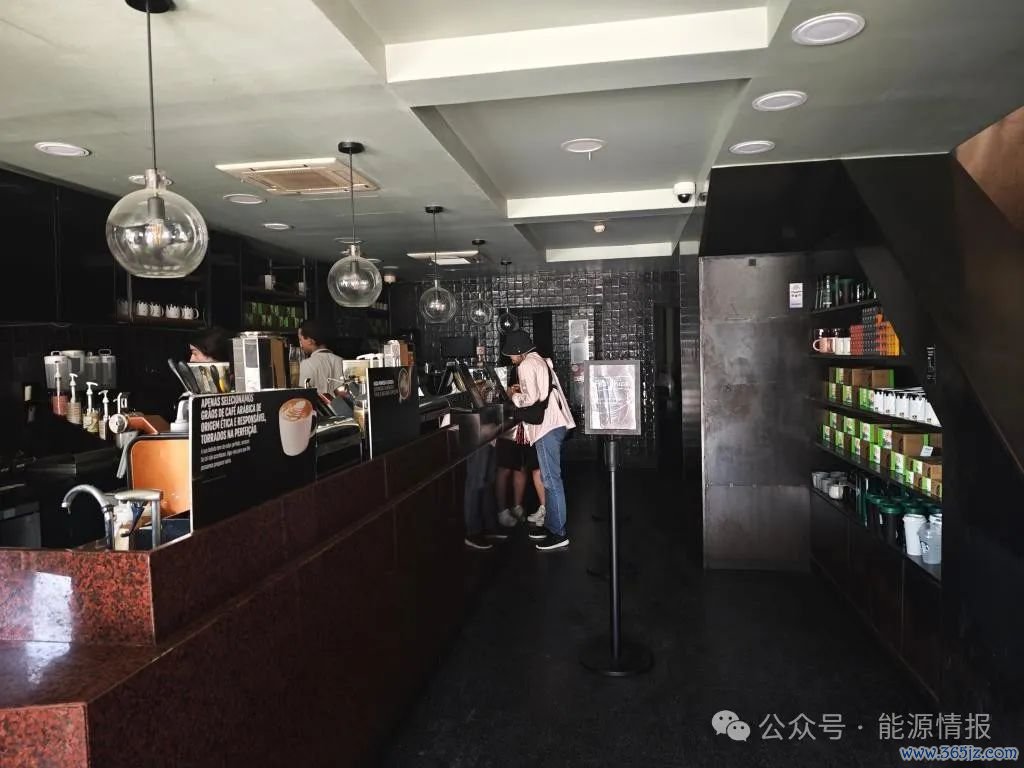 4月28日，在葡萄牙里斯本，顾客在一家停电的咖啡店等候。新华社记者荀伟摄